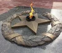 Бронзовый венок со звездой вечного огня в Калуге (518550)